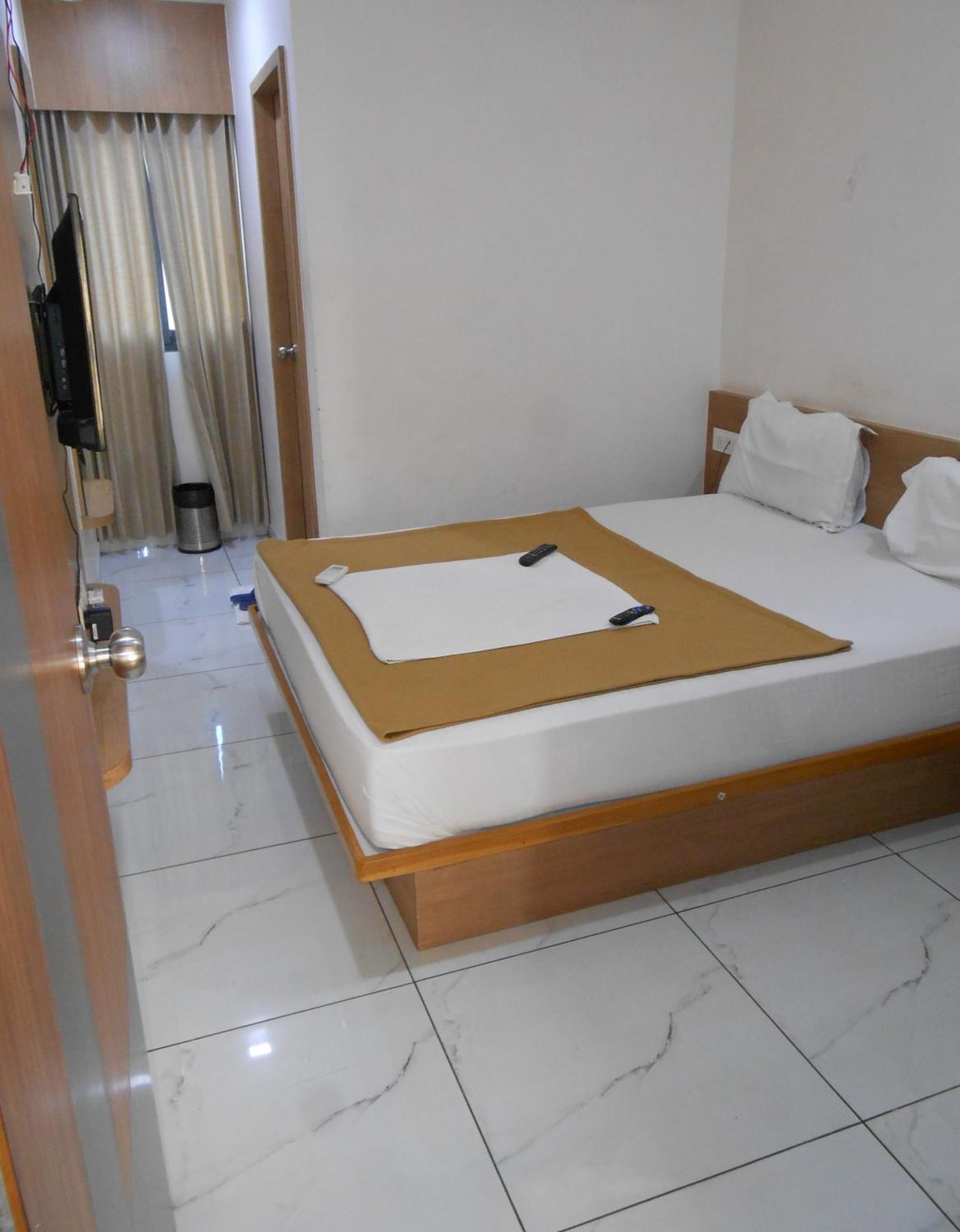 Hotel Crossview Palanpur Extérieur photo
